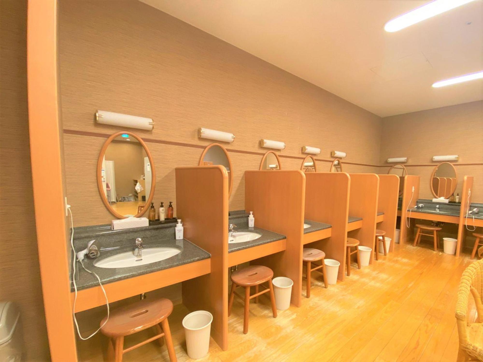 Sapporo Prince Hotel المظهر الخارجي الصورة A Japanese onsen's washing room