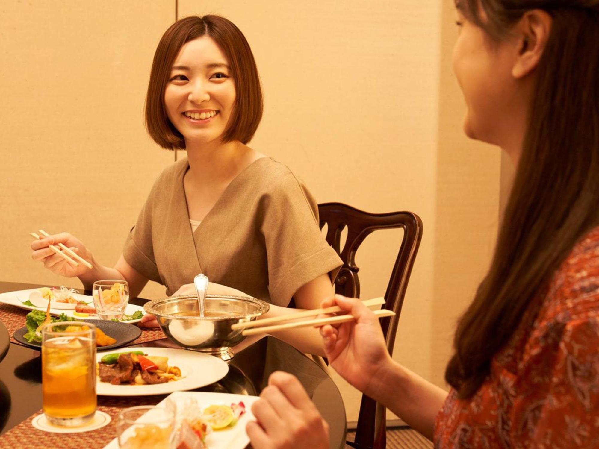 Sapporo Prince Hotel المظهر الخارجي الصورة Japanese women eating with chopsticks