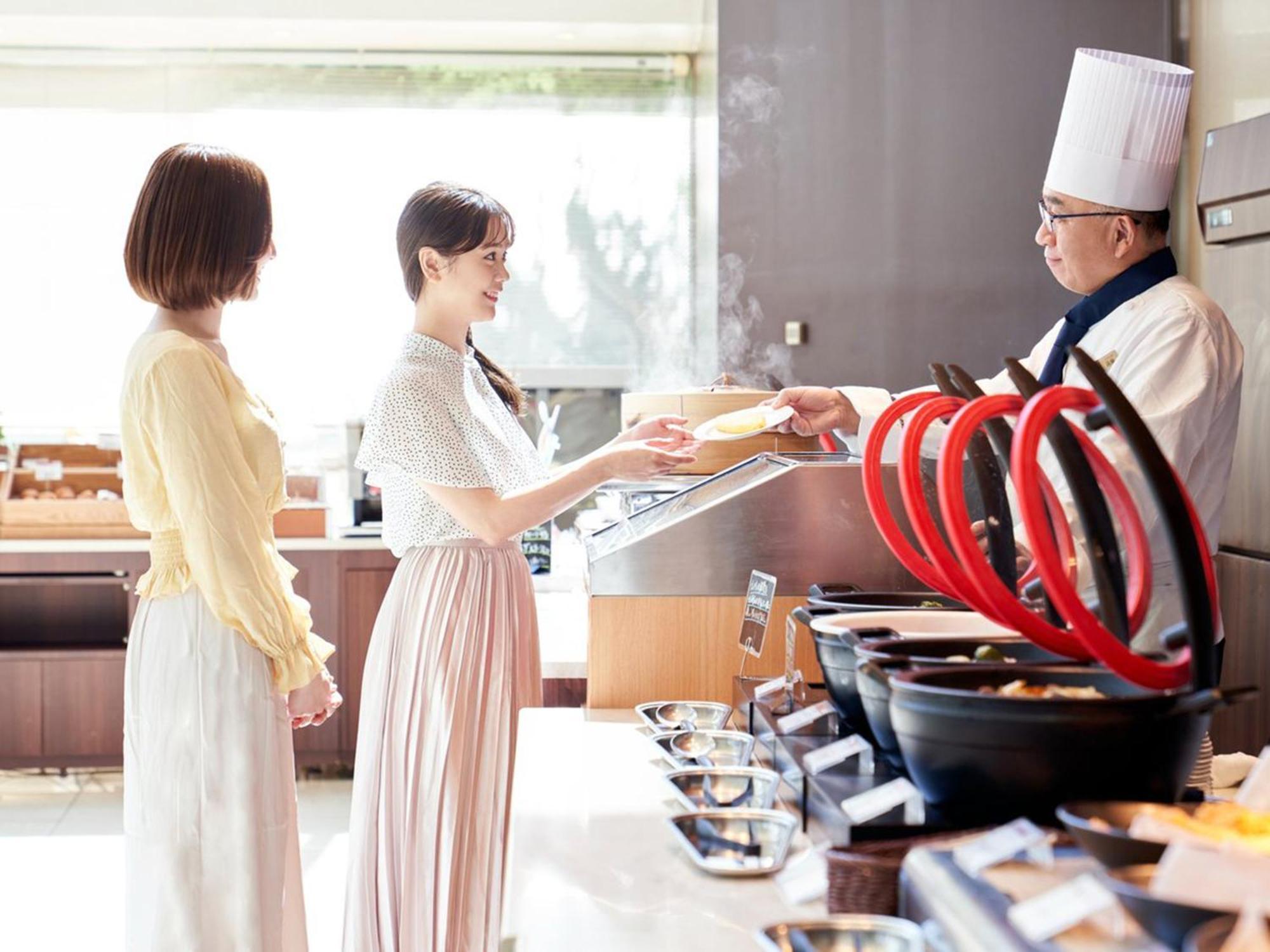 Sapporo Prince Hotel المظهر الخارجي الصورة A chef serving food to guests